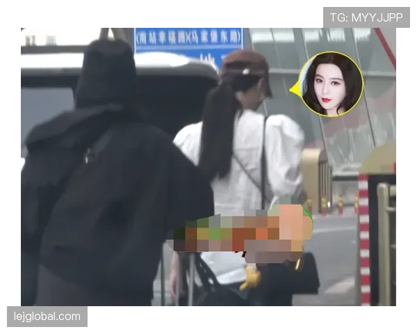 杨千霖拎着超市塑料袋回家，镜头却老盯着他手腕那块跟隔壁大楼格格不入的表